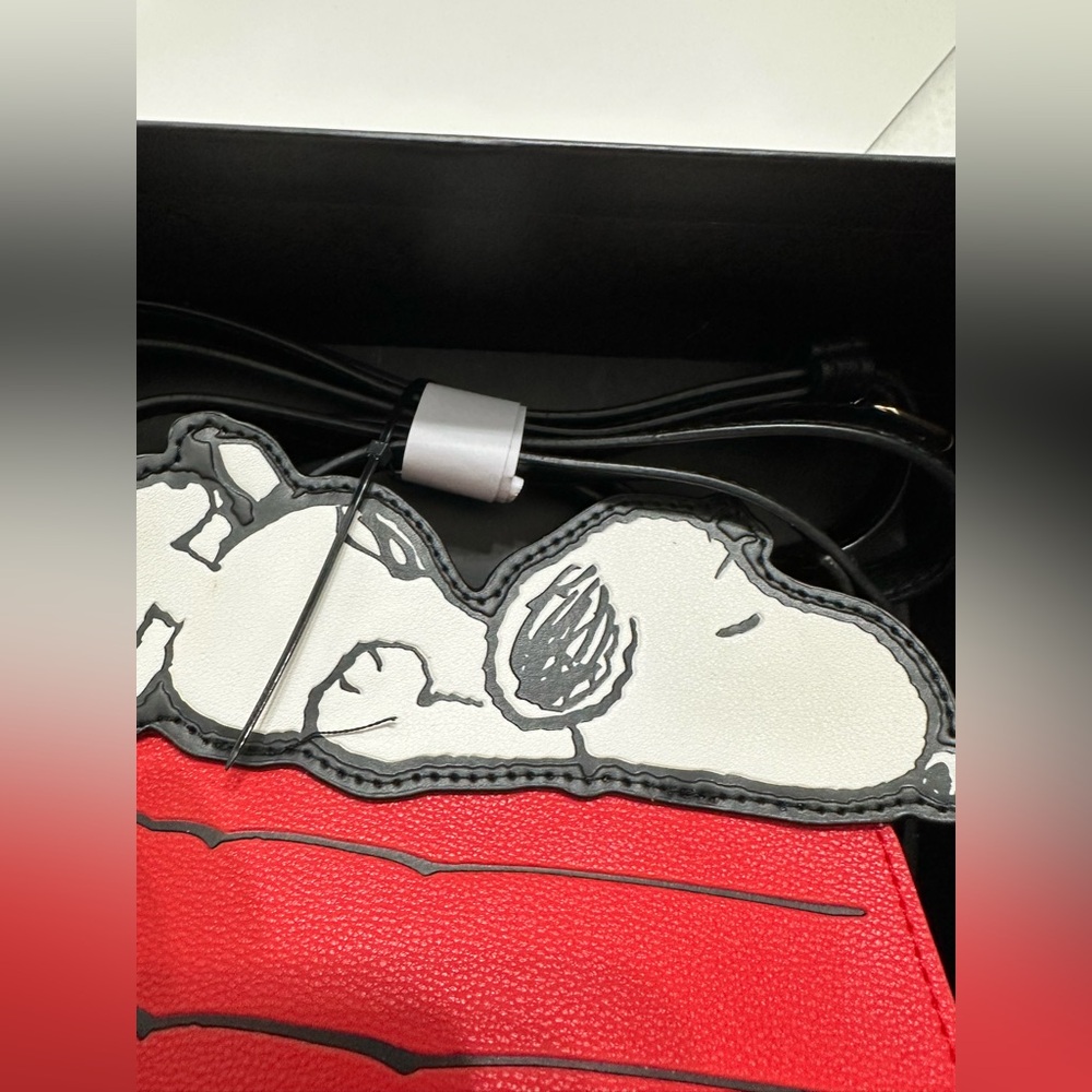 NIB Peanuts 3 Piece Set Snoopy Woodstock Doghouse Crossbody Bag & Keychain Charm - Picture 9 of 9